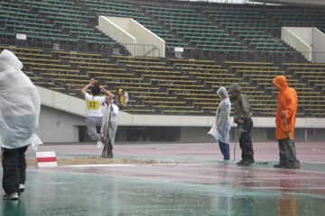 雨の中、頑張る選手と見守る審判団